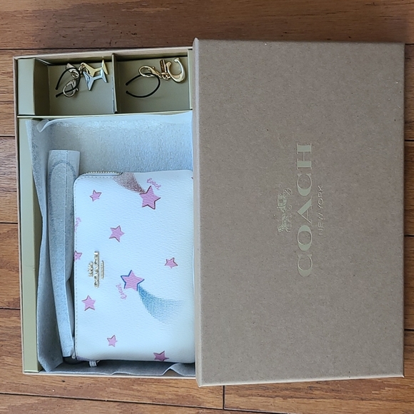 Coach Boxed Corner Zip Wristlet With Disco Star Print - Picture 5 of 6